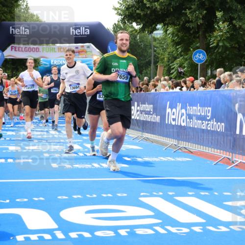 29.06.2025 - hella hamburg halbmarathon Strokosch-Dieckow http://msf.ph/oto/8534397 29.06.2025 10:58:37 Ziel 1319, 2619, 2656, 2978, 3251, 4467, 5341, 5675, 6592, 6595, 7082, 7659, 8322, 8929, 9316, 10943, 11605, 11846, 12712, 12809, 12862, 12879, 13512, 13694, 13880, 14266, 14902, 15197, 16189, 17839, 18501, 18556, 18587 meine-sportfotos.de