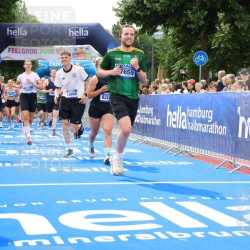 29.06.2025 - hella hamburg halbmarathon Strokosch-Dieckow http://msf.ph/oto/8534399 29.06.2025 10:58:37 Ziel 1319, 2619, 2656, 2978, 3251, 4467, 5341, 5675, 6592, 6595, 7082, 7659, 8322, 8929, 9316, 10943, 11605, 11846, 12712, 12809, 12862, 12879, 13512, 13694, 13880, 14266, 14902, 15197, 16189, 17839, 18501, 18556, 18587 meine-sportfotos.de