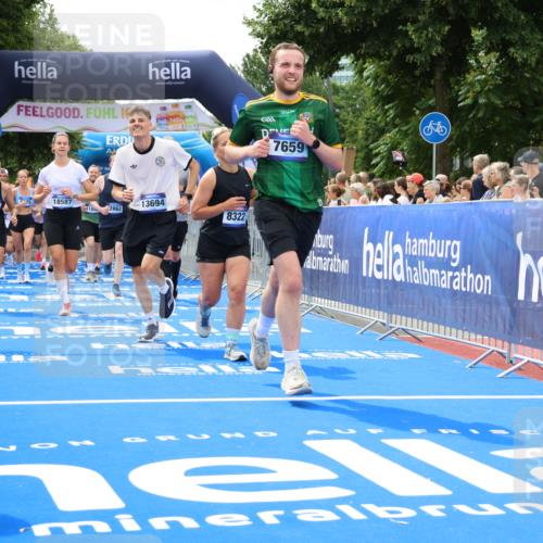 29.06.2025 - hella hamburg halbmarathon Strokosch-Dieckow http://msf.ph/oto/8534401 29.06.2025 10:58:37 Ziel 1319, 2619, 2656, 2978, 3251, 4467, 5341, 5675, 6592, 6595, 7082, 7659, 8322, 8929, 9316, 10943, 11605, 11846, 12712, 12809, 12862, 12879, 13512, 13694, 13880, 14266, 14902, 15197, 16189, 17839, 18501, 18556, 18587 meine-sportfotos.de