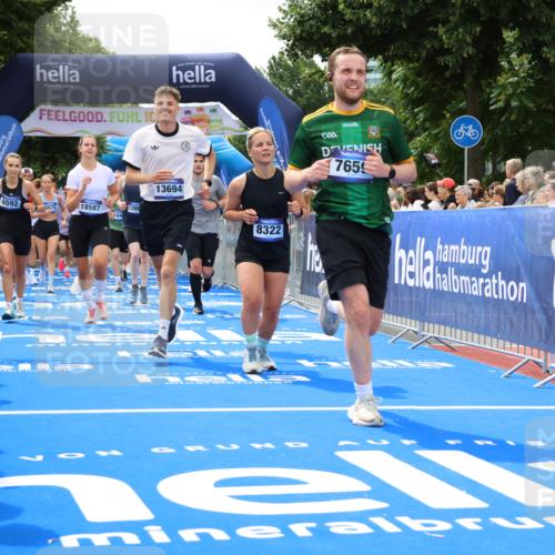 29.06.2025 - hella hamburg halbmarathon Strokosch-Dieckow http://msf.ph/oto/8534405 29.06.2025 10:58:37 Ziel 1319, 2619, 2656, 2978, 3251, 4467, 5341, 5675, 6592, 6595, 7082, 7659, 8322, 8929, 9316, 10943, 11605, 11846, 12712, 12809, 12862, 12879, 13512, 13694, 13880, 14266, 14902, 15197, 16189, 17839, 18501, 18556, 18587 meine-sportfotos.de