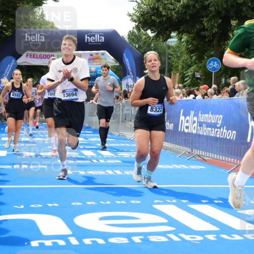 29.06.2025 - hella hamburg halbmarathon Strokosch-Dieckow http://msf.ph/oto/8534410 29.06.2025 10:58:38 Ziel 1319, 2619, 2656, 2978, 3251, 4467, 5341, 5675, 6592, 6595, 7082, 7659, 8322, 8929, 9316, 10943, 11605, 11846, 12712, 12809, 12862, 12879, 13512, 13694, 13880, 14266, 14902, 15197, 16189, 17839, 18501, 18556, 18587 meine-sportfotos.de