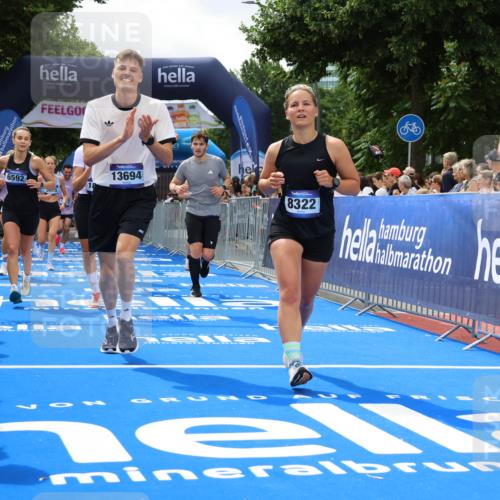 29.06.2025 - hella hamburg halbmarathon Strokosch-Dieckow http://msf.ph/oto/8534414 29.06.2025 10:58:38 Ziel 1319, 2619, 2656, 2978, 3251, 4467, 5341, 5675, 6592, 6595, 7082, 7659, 8322, 8929, 9316, 10943, 11605, 11846, 12712, 12809, 12862, 12879, 13512, 13694, 13880, 14266, 14902, 15197, 16189, 17839, 18501, 18556, 18587 meine-sportfotos.de