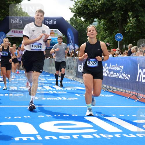 29.06.2025 - hella hamburg halbmarathon Strokosch-Dieckow http://msf.ph/oto/8534417 29.06.2025 10:58:38 Ziel 1319, 2619, 2656, 2978, 3251, 4467, 5341, 5675, 6592, 6595, 7082, 7659, 8322, 8929, 9316, 10943, 11605, 11846, 12712, 12809, 12862, 12879, 13512, 13694, 13880, 14266, 14902, 15197, 16189, 17839, 18501, 18556, 18587 meine-sportfotos.de