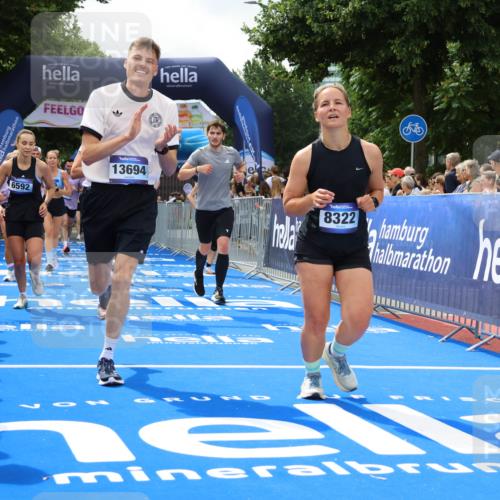 29.06.2025 - hella hamburg halbmarathon Strokosch-Dieckow http://msf.ph/oto/8534420 29.06.2025 10:58:38 Ziel 1319, 2619, 2656, 2978, 3251, 4467, 5341, 5675, 6592, 6595, 7082, 7659, 8322, 8929, 9316, 10943, 11605, 11846, 12712, 12809, 12862, 12879, 13512, 13694, 13880, 14266, 14902, 15197, 16189, 17839, 18501, 18556, 18587 meine-sportfotos.de