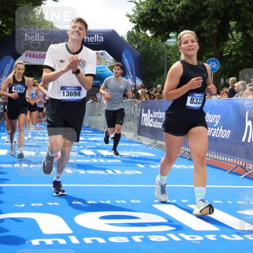 29.06.2025 - hella hamburg halbmarathon Strokosch-Dieckow http://msf.ph/oto/8534424 29.06.2025 10:58:38 Ziel 1319, 2619, 2656, 2978, 3251, 4467, 5341, 5675, 6592, 6595, 7082, 7659, 8322, 8929, 9316, 10943, 11605, 11846, 12712, 12809, 12862, 12879, 13512, 13694, 13880, 14266, 14902, 15197, 16189, 17839, 18501, 18556, 18587 meine-sportfotos.de