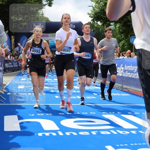 29.06.2025 - hella hamburg halbmarathon Strokosch-Dieckow http://msf.ph/oto/8534431 29.06.2025 10:58:39 Ziel 1319, 2619, 2656, 2840, 2978, 3251, 4467, 5675, 6592, 6595, 7082, 7659, 8322, 8929, 9316, 10943, 11605, 11846, 12712, 12809, 12862, 12879, 13512, 13694, 13880, 14266, 14902, 15197, 16189, 17839, 18501, 18556, 18587 meine-sportfotos.de