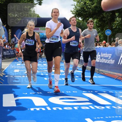 29.06.2025 - hella hamburg halbmarathon Strokosch-Dieckow http://msf.ph/oto/8534433 29.06.2025 10:58:40 Ziel 1319, 2488, 2619, 2656, 2840, 2978, 3251, 4467, 5675, 6592, 6595, 6720, 7082, 7659, 8322, 8929, 10539, 10943, 11605, 11846, 12809, 12862, 13512, 13694, 13880, 14266, 14902, 14965, 15197, 16189, 17630, 17839, 18501, 18587 meine-sportfotos.de