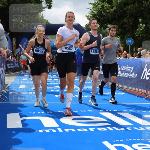 29.06.2025 - hella hamburg halbmarathon Strokosch-Dieckow http://msf.ph/oto/8534435 29.06.2025 10:58:40 Ziel 1319, 2488, 2619, 2656, 2840, 2978, 3251, 4467, 5675, 6592, 6595, 6720, 7082, 7659, 8322, 8929, 10539, 10943, 11605, 11846, 12809, 12862, 13512, 13694, 13880, 14266, 14902, 14965, 15197, 16189, 17630, 17839, 18501, 18587 meine-sportfotos.de