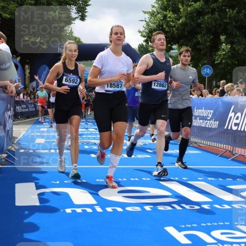 29.06.2025 - hella hamburg halbmarathon Strokosch-Dieckow http://msf.ph/oto/8534437 29.06.2025 10:58:40 Ziel 1319, 2488, 2619, 2656, 2840, 2978, 3251, 4467, 5675, 6592, 6595, 6720, 7082, 7659, 8322, 8929, 10539, 10943, 11605, 11846, 12809, 12862, 13512, 13694, 13880, 14266, 14902, 14965, 15197, 16189, 17630, 17839, 18501, 18587 meine-sportfotos.de