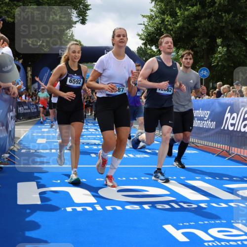 29.06.2025 - hella hamburg halbmarathon Strokosch-Dieckow http://msf.ph/oto/8534440 29.06.2025 10:58:40 Ziel 1319, 2488, 2619, 2656, 2840, 2978, 3251, 4467, 5675, 6592, 6595, 6720, 7082, 7659, 8322, 8929, 10539, 10943, 11605, 11846, 12809, 12862, 13512, 13694, 13880, 14266, 14902, 14965, 15197, 16189, 17630, 17839, 18501, 18587 meine-sportfotos.de