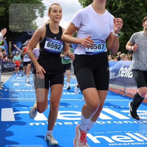 29.06.2025 - hella hamburg halbmarathon Strokosch-Dieckow http://msf.ph/oto/8534451 29.06.2025 10:58:40 Ziel 1319, 2488, 2619, 2656, 2840, 2978, 3251, 4467, 5675, 6592, 6595, 6720, 7082, 7659, 8322, 8929, 10539, 10943, 11605, 11846, 12809, 12862, 13512, 13694, 13880, 14266, 14902, 14965, 15197, 16189, 17630, 17839, 18501, 18587 meine-sportfotos.de