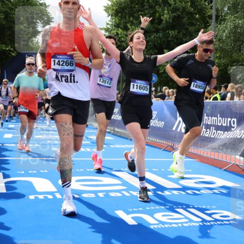 29.06.2025 - hella hamburg halbmarathon Strokosch-Dieckow http://msf.ph/oto/8534481 29.06.2025 10:58:43 Ziel 1319, 2488, 2656, 2840, 3859, 5277, 5675, 6592, 6720, 7659, 8322, 8807, 8929, 10268, 10539, 10943, 11605, 11846, 12862, 13512, 13694, 13880, 14266, 14902, 14965, 15197, 16189, 17405, 17630, 17839, 18232, 18587, 18954 meine-sportfotos.de