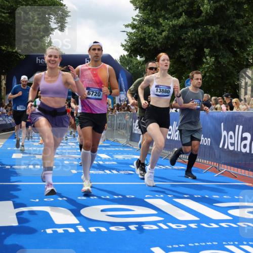 29.06.2025 - hella hamburg halbmarathon Strokosch-Dieckow http://msf.ph/oto/8534506 29.06.2025 10:58:46 Ziel 1319, 2159, 2488, 2656, 2840, 3859, 4632, 4833, 5277, 5675, 5885, 6592, 6720, 8807, 8929, 9156, 9353, 10268, 10539, 10943, 11605, 11846, 12734, 13512, 13880, 14266, 14673, 14902, 14965, 15197, 16189, 17405, 17630, 17839, 18232, 18587, 18954 meine-sportfotos.de