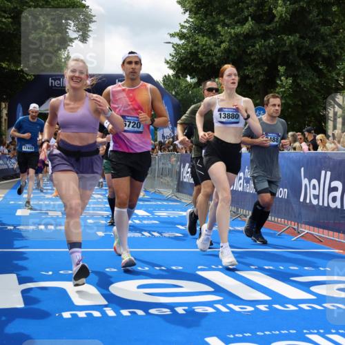 29.06.2025 - hella hamburg halbmarathon Strokosch-Dieckow http://msf.ph/oto/8534508 29.06.2025 10:58:46 Ziel 1319, 2159, 2488, 2656, 2840, 3859, 4632, 4833, 5277, 5675, 5885, 6592, 6720, 8807, 8929, 9156, 9353, 10268, 10539, 10943, 11605, 11846, 12734, 13512, 13880, 14266, 14673, 14902, 14965, 15197, 16189, 17405, 17630, 17839, 18232, 18587, 18954 meine-sportfotos.de