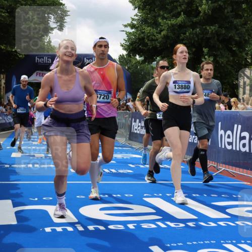 29.06.2025 - hella hamburg halbmarathon Strokosch-Dieckow http://msf.ph/oto/8534512 29.06.2025 10:58:47 Ziel 1319, 2159, 2488, 2656, 2840, 3859, 4632, 4833, 5277, 5675, 5885, 6720, 8807, 8929, 9156, 9353, 10268, 10539, 10788, 10943, 11605, 11846, 12734, 13512, 13880, 14266, 14673, 14902, 14965, 15197, 16189, 17405, 17630, 17839, 17931, 18180, 18232, 18587, 18954 meine-sportfotos.de