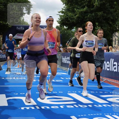 29.06.2025 - hella hamburg halbmarathon Strokosch-Dieckow http://msf.ph/oto/8534514 29.06.2025 10:58:47 Ziel 1319, 2159, 2488, 2656, 2840, 3859, 4632, 4833, 5277, 5675, 5885, 6720, 8807, 8929, 9156, 9353, 10268, 10539, 10788, 10943, 11605, 11846, 12734, 13512, 13880, 14266, 14673, 14902, 14965, 15197, 16189, 17405, 17630, 17839, 17931, 18180, 18232, 18587, 18954 meine-sportfotos.de