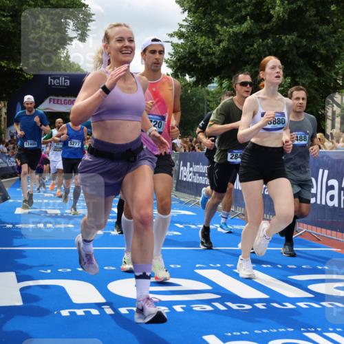 29.06.2025 - hella hamburg halbmarathon Strokosch-Dieckow http://msf.ph/oto/8534515 29.06.2025 10:58:47 Ziel 1319, 2159, 2488, 2656, 2840, 3859, 4632, 4833, 5277, 5675, 5885, 6720, 8807, 8929, 9156, 9353, 10268, 10539, 10788, 10943, 11605, 11846, 12734, 13512, 13880, 14266, 14673, 14902, 14965, 15197, 16189, 17405, 17630, 17839, 17931, 18180, 18232, 18587, 18954 meine-sportfotos.de