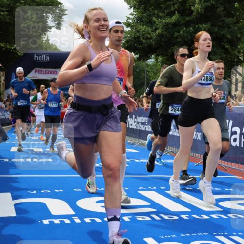 29.06.2025 - hella hamburg halbmarathon Strokosch-Dieckow http://msf.ph/oto/8534518 29.06.2025 10:58:47 Ziel 1319, 2159, 2488, 2656, 2840, 3859, 4632, 4833, 5277, 5675, 5885, 6720, 8807, 8929, 9156, 9353, 10268, 10539, 10788, 10943, 11605, 11846, 12734, 13512, 13880, 14266, 14673, 14902, 14965, 15197, 16189, 17405, 17630, 17839, 17931, 18180, 18232, 18587, 18954 meine-sportfotos.de