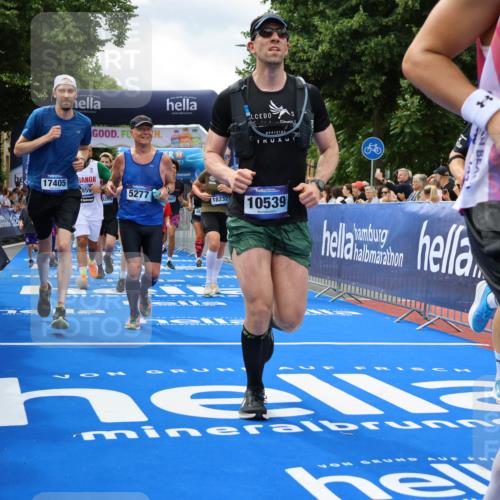 29.06.2025 - hella hamburg halbmarathon Strokosch-Dieckow http://msf.ph/oto/8534523 29.06.2025 10:58:48 Ziel 1319, 2159, 2488, 2656, 2840, 3859, 4632, 4833, 5277, 5675, 5885, 6438, 6720, 8807, 8929, 9156, 9353, 10268, 10518, 10539, 10788, 10915, 10943, 11605, 11846, 12734, 13512, 13880, 14266, 14673, 14902, 14965, 16189, 17405, 17630, 17839, 17931, 18180, 18232, 18954 meine-sportfotos.de