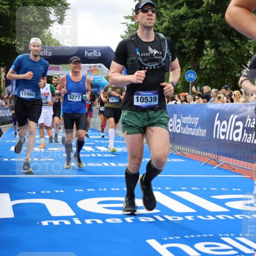 29.06.2025 - hella hamburg halbmarathon Strokosch-Dieckow http://msf.ph/oto/8534525 29.06.2025 10:58:48 Ziel 1319, 2159, 2488, 2656, 2840, 3859, 4632, 4833, 5277, 5675, 5885, 6438, 6720, 8807, 8929, 9156, 9353, 10268, 10518, 10539, 10788, 10915, 10943, 11605, 11846, 12734, 13512, 13880, 14266, 14673, 14902, 14965, 16189, 17405, 17630, 17839, 17931, 18180, 18232, 18954 meine-sportfotos.de