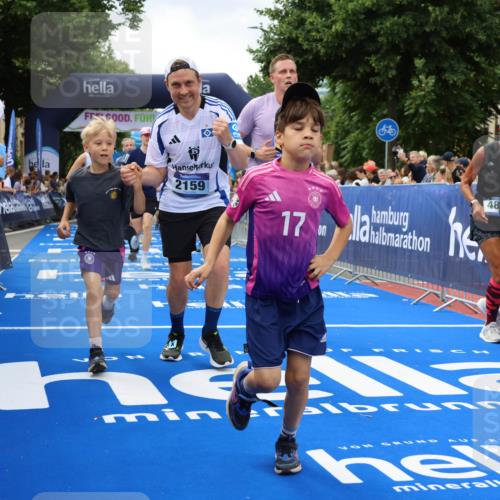 29.06.2025 - hella hamburg halbmarathon Strokosch-Dieckow http://msf.ph/oto/8534549 29.06.2025 10:58:51 Ziel 2159, 2488, 2840, 3859, 4632, 4833, 5277, 5885, 6438, 6720, 6860, 7223, 8807, 9156, 9353, 10268, 10518, 10539, 10788, 10915, 12734, 12735, 13654, 13880, 14266, 14673, 14902, 14965, 17405, 17531, 17630, 17810, 17839, 17931, 18180, 18232, 18833, 18954, 19002, 19003 meine-sportfotos.de