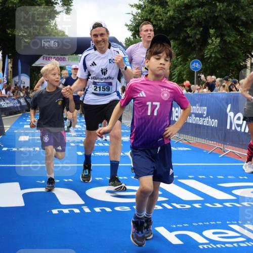 29.06.2025 - hella hamburg halbmarathon Strokosch-Dieckow http://msf.ph/oto/8534551 29.06.2025 10:58:51 Ziel 2159, 2488, 2840, 3859, 4632, 4833, 5277, 5885, 6438, 6720, 6860, 7223, 8807, 9156, 9353, 10268, 10518, 10539, 10788, 10915, 12734, 12735, 13654, 13880, 14266, 14673, 14902, 14965, 17405, 17531, 17630, 17810, 17839, 17931, 18180, 18232, 18833, 18954, 19002, 19003 meine-sportfotos.de