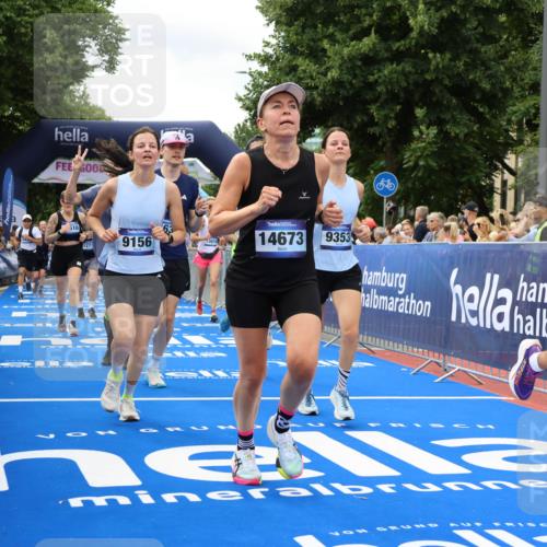 29.06.2025 - hella hamburg halbmarathon Strokosch-Dieckow http://msf.ph/oto/8534564 29.06.2025 10:58:53 Ziel 2159, 2488, 2840, 3859, 4632, 4833, 5277, 5885, 6438, 6720, 6860, 7223, 8807, 9156, 9353, 9835, 10268, 10518, 10539, 10788, 10915, 11935, 12734, 12735, 13654, 14673, 14965, 17405, 17531, 17630, 17810, 17827, 17931, 18180, 18232, 18682, 18833, 18954, 19002, 19003 meine-sportfotos.de