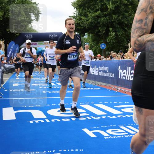29.06.2025 - hella hamburg halbmarathon Strokosch-Dieckow http://msf.ph/oto/8534598 29.06.2025 10:58:56 Ziel 2159, 3181, 3859, 4632, 4833, 5885, 6438, 6860, 7223, 8807, 9156, 9353, 9835, 10020, 10268, 10518, 10788, 10915, 11935, 12734, 12735, 13287, 13654, 14673, 17531, 17810, 17827, 17852, 17931, 18180, 18682, 18833, 19002, 19003 meine-sportfotos.de