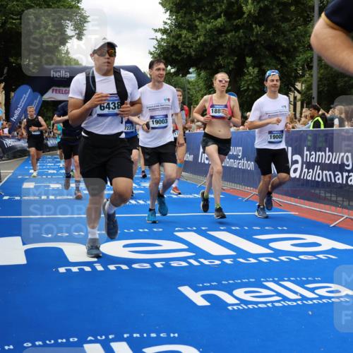 29.06.2025 - hella hamburg halbmarathon Strokosch-Dieckow http://msf.ph/oto/8534606 29.06.2025 10:58:57 Ziel 2159, 3181, 3859, 4632, 4833, 5885, 6438, 6860, 7223, 8807, 9156, 9353, 9835, 10020, 10518, 10788, 10915, 11935, 12564, 12734, 12735, 13287, 13583, 13654, 14673, 15785, 17531, 17810, 17827, 17852, 17931, 18180, 18682, 18833, 19002, 19003 meine-sportfotos.de