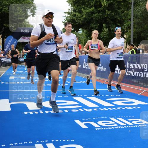 29.06.2025 - hella hamburg halbmarathon Strokosch-Dieckow http://msf.ph/oto/8534607 29.06.2025 10:58:57 Ziel 2159, 3181, 3859, 4632, 4833, 5885, 6438, 6860, 7223, 8807, 9156, 9353, 9835, 10020, 10518, 10788, 10915, 11935, 12564, 12734, 12735, 13287, 13583, 13654, 14673, 15785, 17531, 17810, 17827, 17852, 17931, 18180, 18682, 18833, 19002, 19003 meine-sportfotos.de