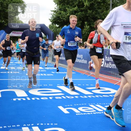 29.06.2025 - hella hamburg halbmarathon Strokosch-Dieckow http://msf.ph/oto/8534611 29.06.2025 10:58:58 Ziel 2159, 3181, 4632, 4833, 5885, 6438, 6860, 7223, 9156, 9353, 9835, 10020, 10518, 10788, 10915, 11935, 12564, 12734, 12735, 13287, 13583, 13654, 14673, 15785, 17531, 17810, 17827, 17852, 17931, 18180, 18682, 18833, 19002, 19003 meine-sportfotos.de