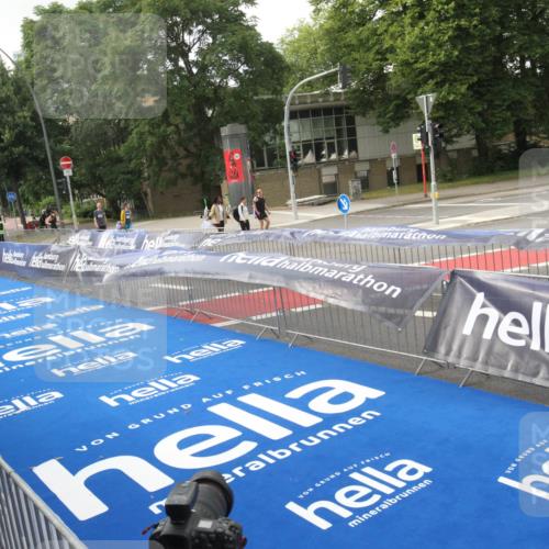 29.06.2025 - hella hamburg halbmarathon Michael Strokosch http://msf.ph/oto/8535211 29.06.2025 08:38:24 Ziel  meine-sportfotos.de