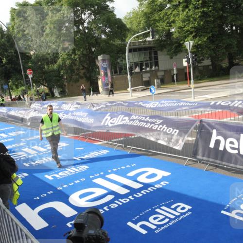 29.06.2025 - hella hamburg halbmarathon Michael Strokosch http://msf.ph/oto/8535214 29.06.2025 08:46:00 Ziel  meine-sportfotos.de