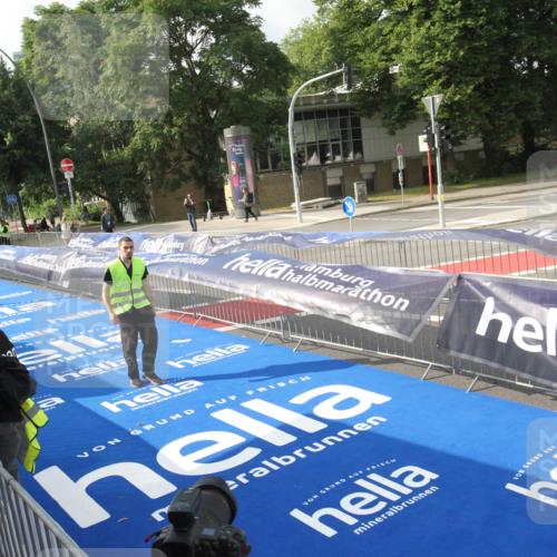 29.06.2025 - hella hamburg halbmarathon Michael Strokosch http://msf.ph/oto/8535215 29.06.2025 08:46:00 Ziel  meine-sportfotos.de