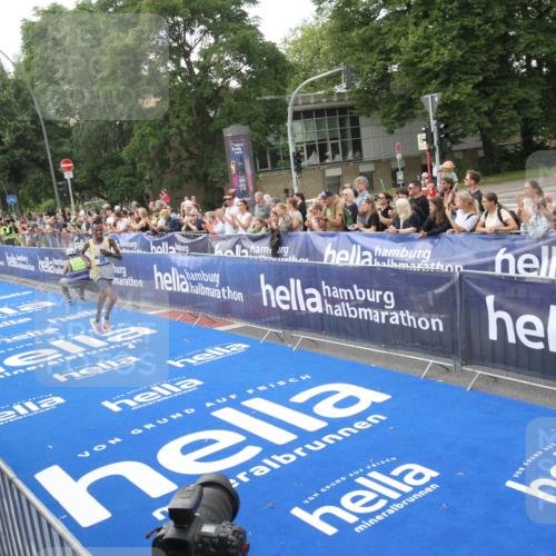 29.06.2025 - hella hamburg halbmarathon Michael Strokosch http://msf.ph/oto/8535242 29.06.2025 10:02:26 Ziel  meine-sportfotos.de
