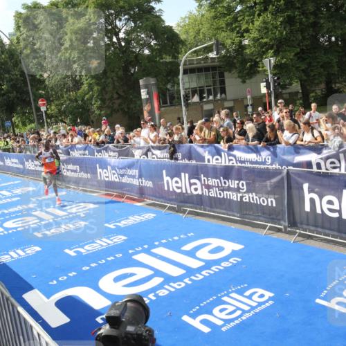 29.06.2025 - hella hamburg halbmarathon Michael Strokosch http://msf.ph/oto/8535249 29.06.2025 10:02:48 Ziel  meine-sportfotos.de