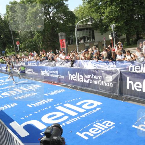 29.06.2025 - hella hamburg halbmarathon Michael Strokosch http://msf.ph/oto/8535255 29.06.2025 10:02:59 Ziel  meine-sportfotos.de