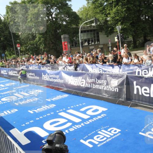 29.06.2025 - hella hamburg halbmarathon Michael Strokosch http://msf.ph/oto/8535262 29.06.2025 10:03:02 Ziel  meine-sportfotos.de