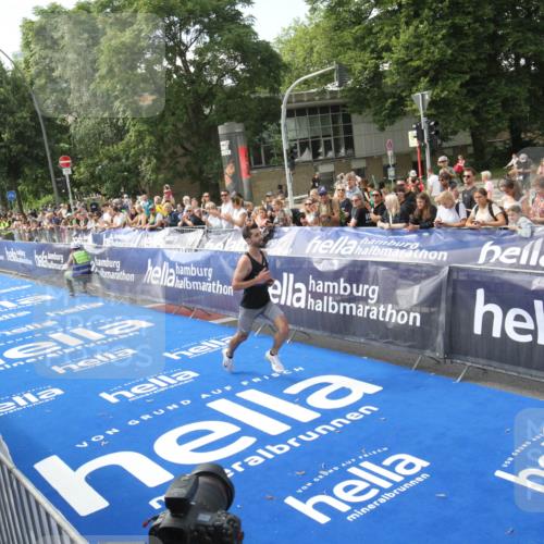 29.06.2025 - hella hamburg halbmarathon Michael Strokosch http://msf.ph/oto/8535300 29.06.2025 10:04:28 Ziel  meine-sportfotos.de