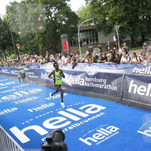 29.06.2025 - hella hamburg halbmarathon Michael Strokosch http://msf.ph/oto/8535305 29.06.2025 10:04:36 Ziel  meine-sportfotos.de