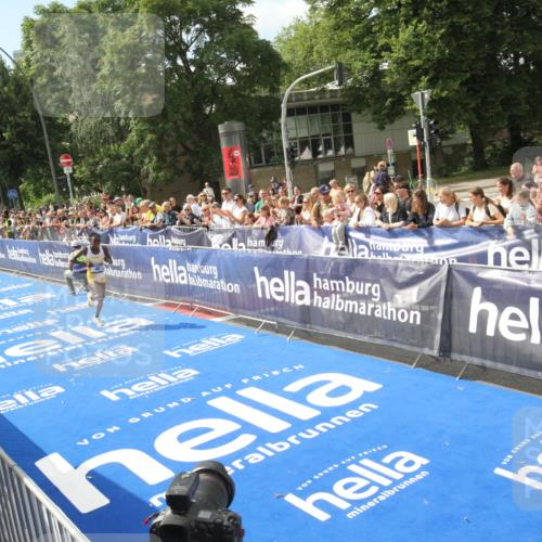 29.06.2025 - hella hamburg halbmarathon Michael Strokosch http://msf.ph/oto/8535357 29.06.2025 10:11:12 Ziel  meine-sportfotos.de