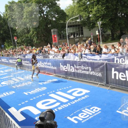 29.06.2025 - hella hamburg halbmarathon Michael Strokosch http://msf.ph/oto/8535358 29.06.2025 10:11:12 Ziel  meine-sportfotos.de