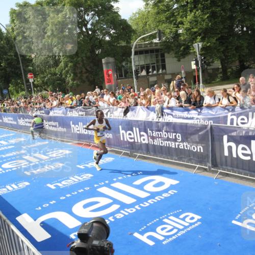 29.06.2025 - hella hamburg halbmarathon Michael Strokosch http://msf.ph/oto/8535359 29.06.2025 10:11:12 Ziel  meine-sportfotos.de