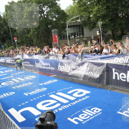 29.06.2025 - hella hamburg halbmarathon Michael Strokosch http://msf.ph/oto/8535365 29.06.2025 10:12:00 Ziel  meine-sportfotos.de