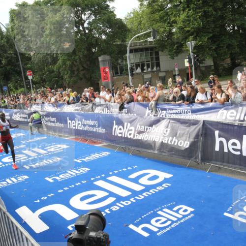 29.06.2025 - hella hamburg halbmarathon Michael Strokosch http://msf.ph/oto/8535366 29.06.2025 10:12:00 Ziel  meine-sportfotos.de