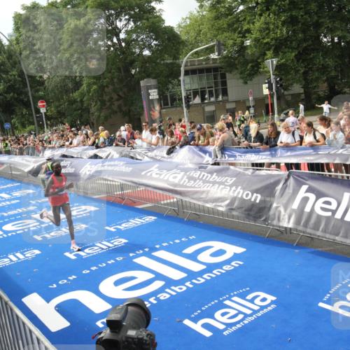 29.06.2025 - hella hamburg halbmarathon Michael Strokosch http://msf.ph/oto/8535374 29.06.2025 10:12:27 Ziel  meine-sportfotos.de