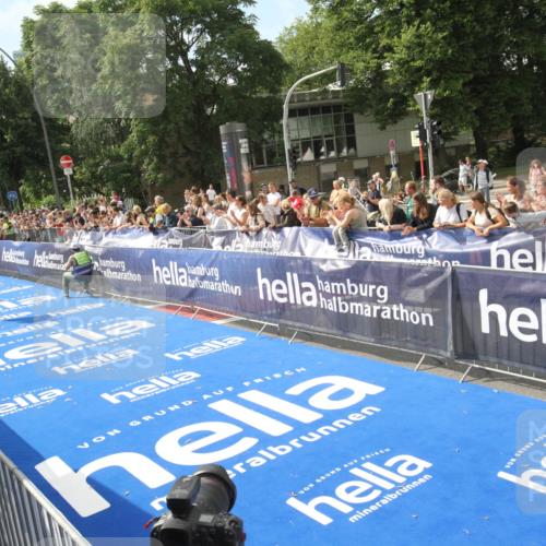 29.06.2025 - hella hamburg halbmarathon Michael Strokosch http://msf.ph/oto/8535379 29.06.2025 10:14:01 Ziel  meine-sportfotos.de