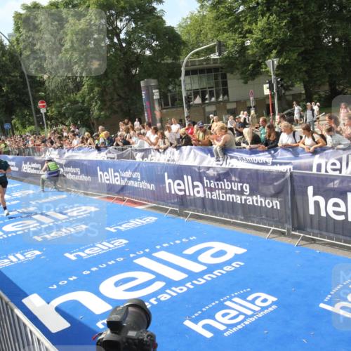 29.06.2025 - hella hamburg halbmarathon Michael Strokosch http://msf.ph/oto/8535380 29.06.2025 10:14:01 Ziel  meine-sportfotos.de