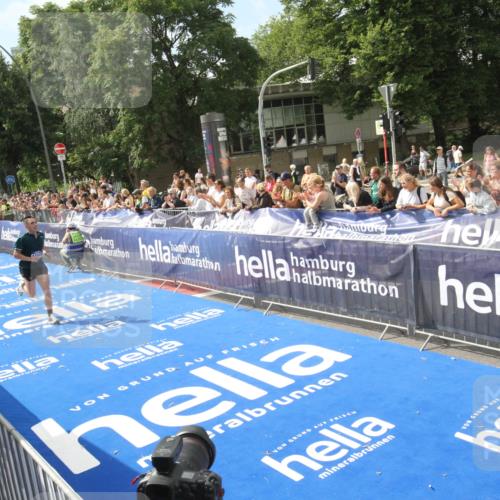 29.06.2025 - hella hamburg halbmarathon Michael Strokosch http://msf.ph/oto/8535381 29.06.2025 10:14:01 Ziel  meine-sportfotos.de