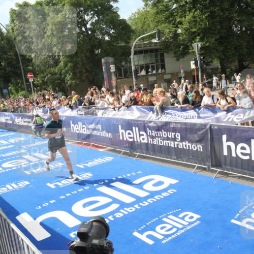 29.06.2025 - hella hamburg halbmarathon Michael Strokosch http://msf.ph/oto/8535382 29.06.2025 10:14:02 Ziel  meine-sportfotos.de